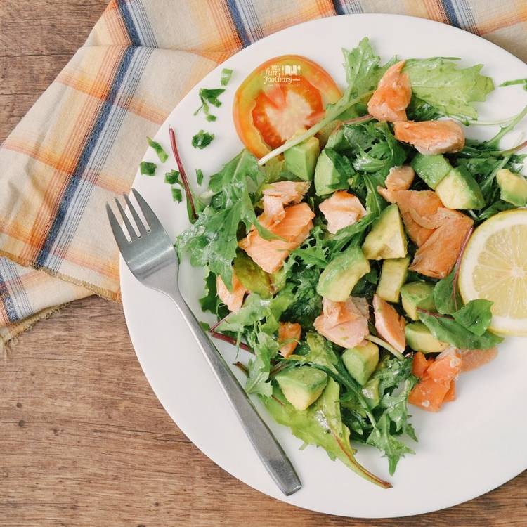 Pan-Seared Salmon Salad with Lemon Dressing